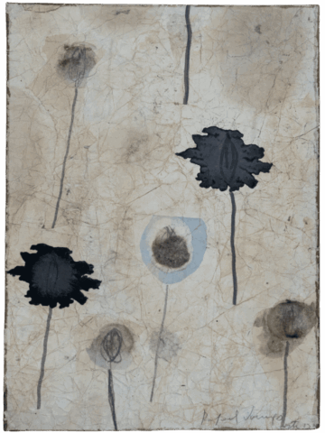 Disegno su carta craquelé beige con sette steli sottili che terminano in forme tonde o a fiore, due delle quali nere e irregolari, una nera con vulva stilizzata al centro e una cerchiata da un alone azzurro.