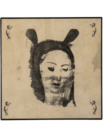 Quadro quadrato su fondo beige con al centro un volto di Madonna in bianco e nero, gli occhi chiusi e un’espressione assorta, sormontato da due forme scure a orecchie di coniglio; ai quattro angoli piccole figure nude, stilizzate, che sembrano bambini-adulti in posa ironica.