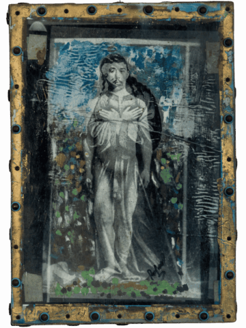 Piccolo quadro verticale con cornice metallica dorata, ossidata e punteggiata da grossi chiodi, che racchiude un’immagine in bianco e nero di un uomo nudo in posa frontale, dal volto barbuto simile a Cristo, avvolto da una figura scura sullo sfondo e da pennellate blu e verdi.