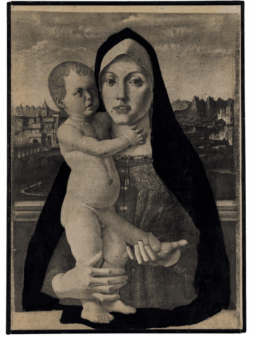 Madonna con Bambino in bianco e nero, la Vergine frontalmente avvolta in un mantello scuro tiene in braccio il Bambino nudo, sullo sfondo un paesaggio urbano e montano.