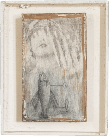 Piccola tavola incorniciata in bianco, con immagine sbiadita di un volto femminile velato nella metà superiore e, sotto, un pesce disegnato a matita in piedi su fondo azzurrato e consunto.