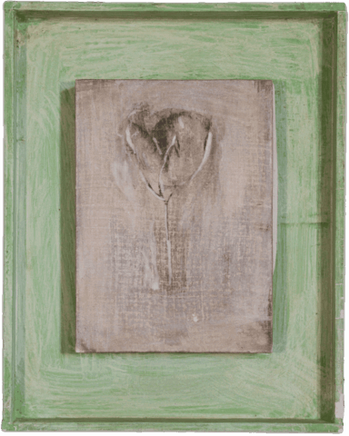 Tavola centrale beige con disegno sbiadito di un fiore a stelo lungo, dai petali chiusi a forma di cuore o vulva, inserita in una cornice scatolare dipinta di verde chiaro, graffiata e irregolare.