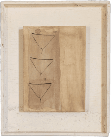 Tavola beige montata su fondo bianco, su cui sono disegnati in verticale tre triangoli rovesciati stilizzati, ognuno con un piccolo segno centrale che richiama una vulva schematica.