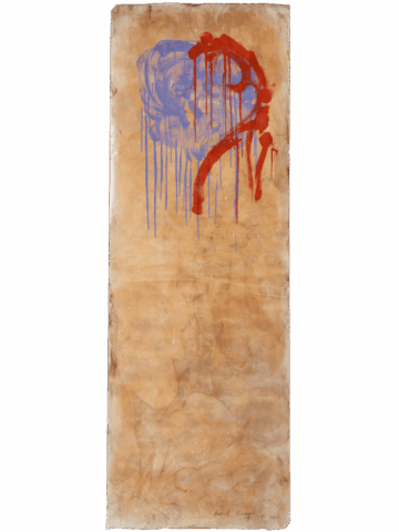 Grande dipinto verticale su fondo ocra, quasi vuoto nella parte inferiore, con in alto una massa violacea nebulosa da cui scende un segno rosso acceso, arcuato e colante, che ricorda un cuore aperto o un organo sanguinante.