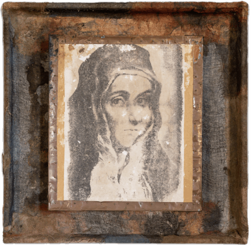 Ritratto in bianco e nero di una donna velata, simile a una santa o una Madonna addolorata, stampato su carta ingiallita e montato in una cornice materica scura, bruciata e ramata.