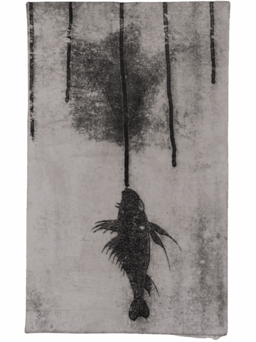 Stampa in bianco e nero di un pesce appeso a un filo verticale, sospeso al centro inferiore dell’immagine, con lunghe linee scure che scendono dall’alto su un fondo grigio testurizzato.