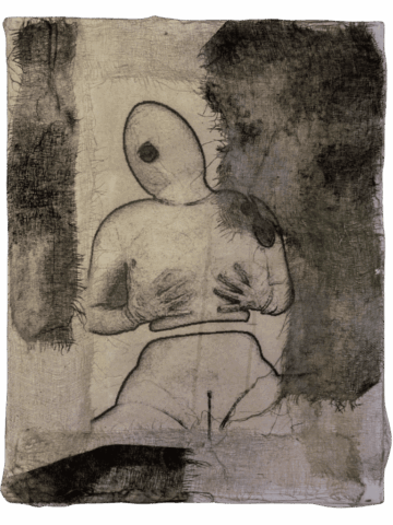 Figura umanoide nuda e senza volto definito, con testa ovale e un solo foro scuro al centro, seduta e di fronte, che si tocca il petto e il basso ventre su un fondo materico grigio e nero.