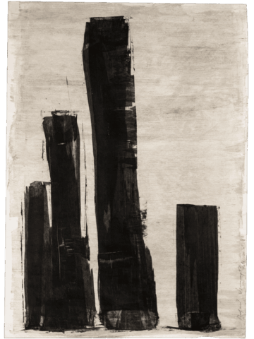 Disegno su carta chiara con quattro grandi forme rettangolari nere verticali, irregolari e massicce, allineate su una sorta di base comune, come totem o falli monumentali stagliati su uno sfondo vuoto.