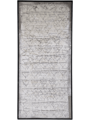 Disegno monocromo con fitte file di piccoli triangoli rovesciati collegati da linee, disposti a griglia su un fondo grigio consumato, all’interno di una cornice nera.