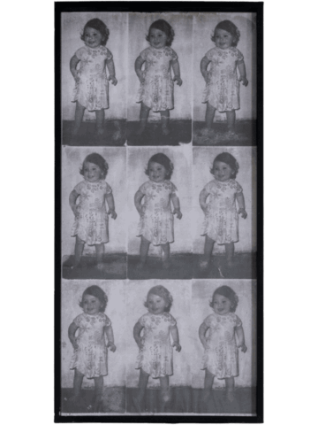 Collage fotografico in bianco e nero con nove ripetizioni della stessa bambina in vestitino stampato, in piedi con le mani sui fianchi, disposto in una griglia 3x3 entro una cornice nera.