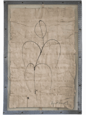 Disegno minimale in nero su carta antica rattoppata, con una figura stilizzata composta da linee curve che suggeriscono testa, busto e gambe, incorniciata da una cornice metallica grigia traforata.