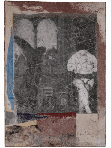 Collage su tessuto con immagine in bianco e nero graffiata di interno architettonico e figura seduta di spalle, circondata da fasce di stoffa colorate in blu, rosso e viola ai bordi inferiori.