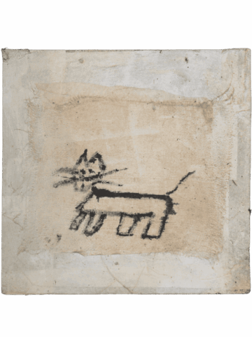Piccolo disegno nero su tessuto beige che raffigura un cane stilizzato di profilo, con corpo rettangolare, quattro zampe tozze e muso appuntito con baffi.