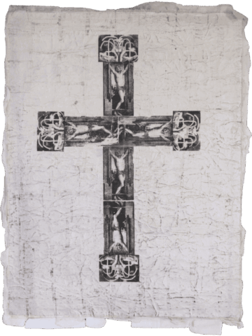 Grande foglio bianco con al centro una croce formata da piccole immagini in bianco e nero di crocifissioni e figure nude intrecciate, come un collage che ricompone un crocifisso sacrilego.