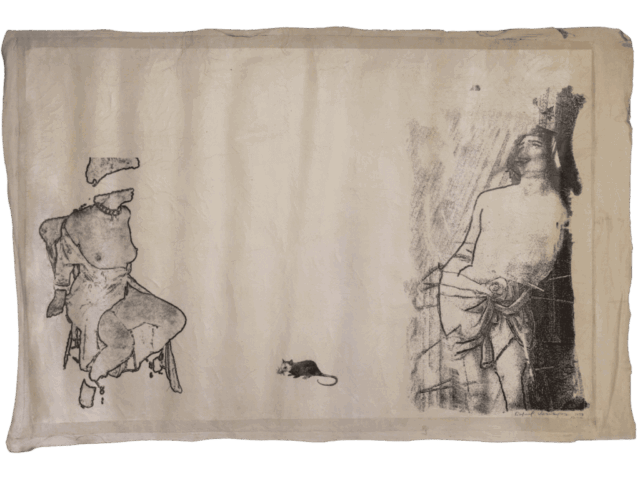 “Grande tela chiara con due figure femminili in bianco e nero ai lati e un piccolo topo al centro, in uno spazio vuoto.”