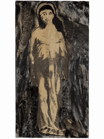 Figura sacra in piedi, simile a una Madonna o a un Cristo velato, con aureola e lungo abito chiaro che emerge da uno sfondo scuro e materico, su tavola verticale.