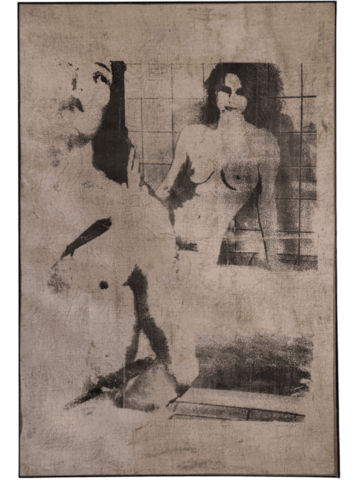 Immagine astratta in bianco e nero con due donne dal seno scoperto, rese in modo frammentato e sovrapposto, tra figure sfocate e campiture scure.