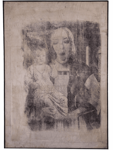 Immagine in bianco e nero logorata che ritrae una Madonna seduta con Bambino in grembo, dalle figure quasi cancellate e avvolte in un alone sfocato centrale su fondo chiaro.