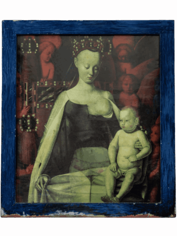 Madonna erotizzata con seno scoperto che tiene in braccio un Bambino nudo, circondata da figure rosse sullo sfondo, all’interno di una cornice in legno blu.
