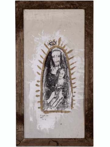 Opera di Rafael Vanegas in cornice di legno, con una figura femminile velata in stile Madonna che tiene in braccio un bambino nudo, entrambi con espressione ironica, racchiusi in un’aura dorata su sfondo grezzo.