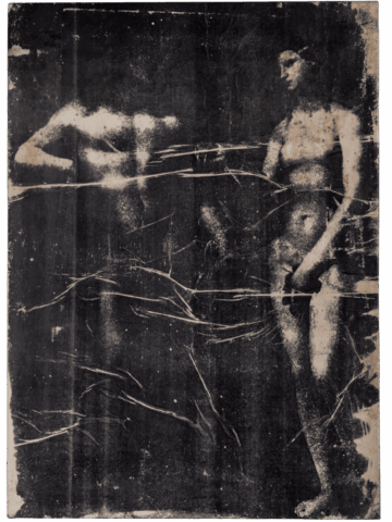 Immagine in toni scuri con figura femminile nuda in piedi a destra, parzialmente emersa dal fondo nero, e un corpo appena percepibile a sinistra, entrambi avvolti da graffi e segni orizzontali che attraversano la superficie.