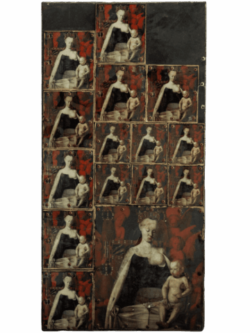 Grande pannello verticale che ripete in una griglia di riquadri l’immagine di una Madonna bianco-cerea con bambino nudo in grembo, su fondo rosso scuro, con l’ultima scena in basso ingrandita rispetto alle altre.