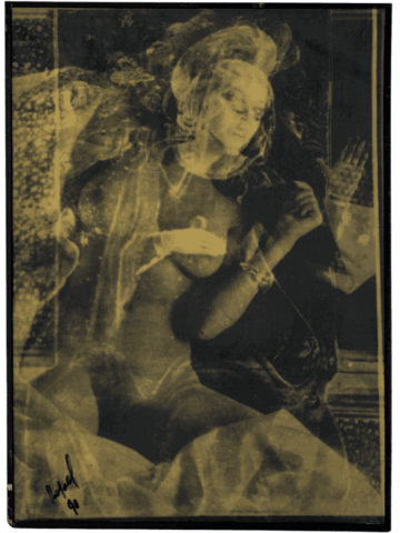 Immagine giallo-seppia con figura femminile sdraiata e sensuale, sovrapposta a un’iconografia sacra, con volto illuminato, abito scuro semiaperto e mani in posa morbida che evocano al tempo stesso Madonna e diva erotica.