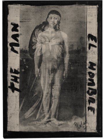 Immagine in bianco e nero di una figura androgina, nuda e frontale, sovrapposta a un’icona sacra sullo sfondo, con le scritte “THE MAN” e “EL HOMBRE” ai lati in caratteri pittorici neri.