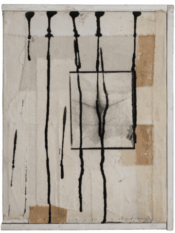 Composizione astratta su tela bianca con colature verticali di inchiostro nero che attraversano un riquadro centrale dove emerge, in puntinato grigio, la forma stilizzata di una vulva, tra inserti di tessuti grezzi beige.