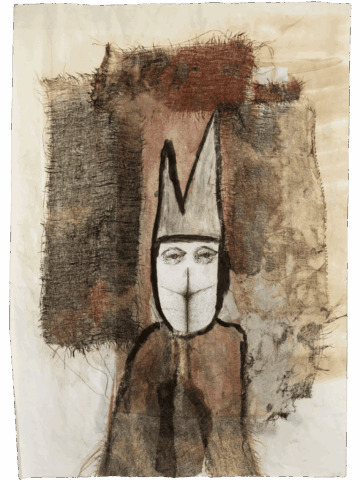 Figura stilizzata con lunga veste scura e cappuccio appuntito, dal volto bianco e schematico, inserita in uno sfondo materico di teli sfilacciati nei toni del marrone, ruggine e beige.