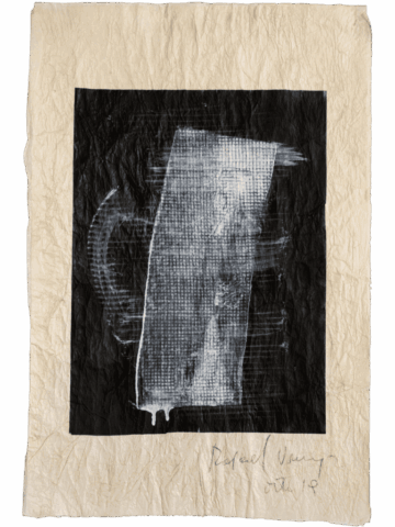 Opera astratta monocromatica su carta stropicciata color crema, con un grande rettangolo nero centrale su cui è dipinto un segno bianco reticolato e irregolare, simile a una traccia di stampa o impronta.