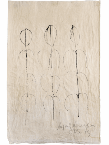 Foglio chiaro spiegazzato con una serie di sottili segni neri verticali e curvilinei disposti in tre colonne, simili a figure stilizzate o forme vegetali ripetute, con firma e scritta in basso a destra.