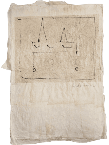 Grande foglio di carta chiara e spiegazzata con, al centro, un rettangolo più scuro dentro cui è tracciato un disegno a inchiostro nero minimale, simile a una forma rettangolare con due punte triangolari in alto e due piccoli cerchi appesi in basso.