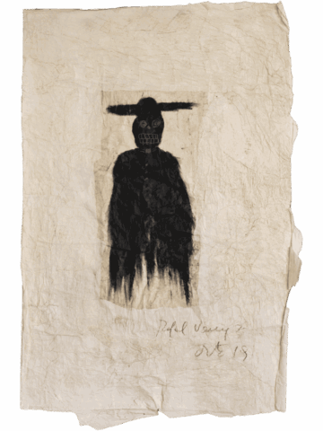 Figura nera stilizzata con testa ovale, grandi occhi cerchiati e bocca a griglia dentata, sormontata da una forma orizzontale simile a un cappello o orecchie lunghe, dipinta su un rettangolo centrale scuro posto al centro di un grande foglio di carta chiara spiegazzata.