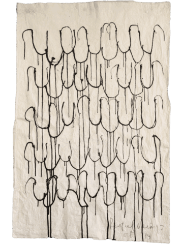 Grande foglio di carta chiara, stropicciata, coperto da una fitta trama di segni neri a inchiostro che formano ripetute curve aperte verso l’alto, da cui colano sottili colature verticali.