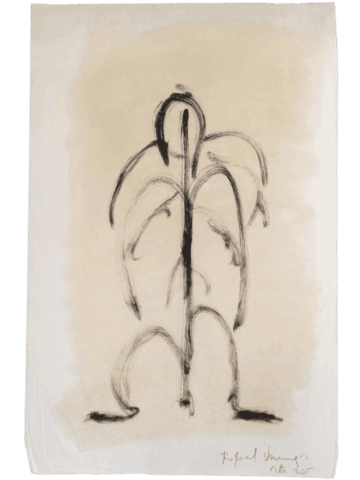Disegno a carboncino nero su fondo beige chiaro che rappresenta una figura stilizzata, composta da linee curve e verticali che evocano insieme un corpo umano e una pianta dalle grandi foglie pendenti.