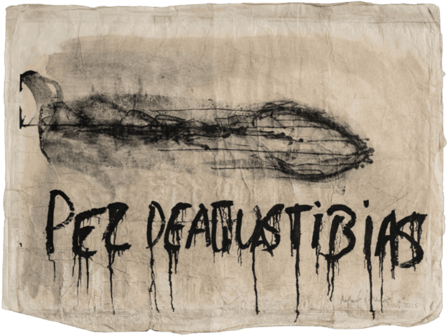 Disegno in bianco e nero su carta stropicciata con forma allungata simile a un pesce e grande scritta colante “PEZ DE AJUSTIBIAS”.