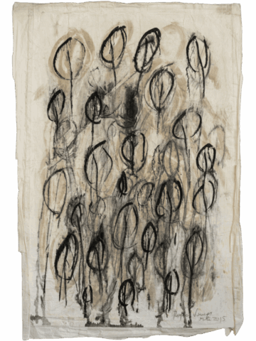 Opera astratta su carta chiara spiegazzata con molte forme ovali nere, allungate verso il basso come figure stilizzate che si sovrappongono su velature beige e grigie, firmata in basso a destra.