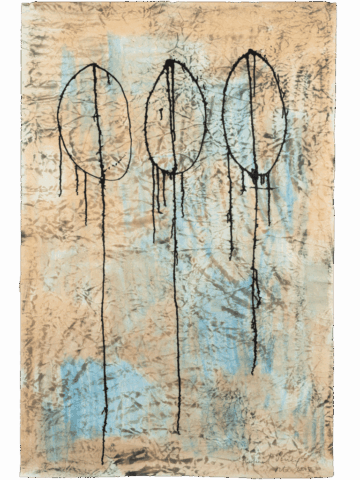 Grande tela beige e azzurra stropicciata con tre grandi ovali neri verticali, simili a vulve o boccioli, dai quali colano lunghe linee d’inchiostro verso il basso.