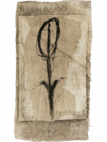 Figura nera stilizzata che ricorda un fiore o un totem, con uno stelo verticale e una grande forma ovale in cima, dipinta su strati di tessuto e carta beige consumati e sovrapposti, dall’aspetto antico e fragile.