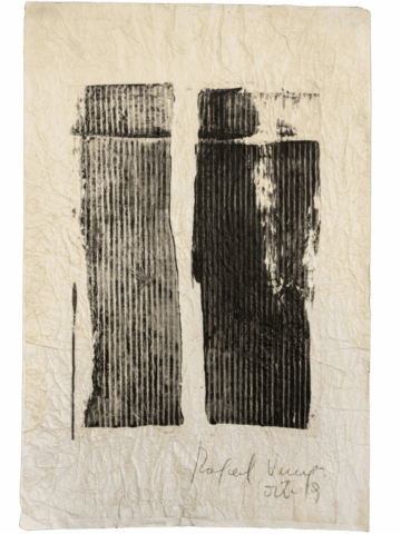 Opera astratta di Rafael Vanegas su carta chiara e molto stropicciata, con due grandi colonne rettangolari nere affiancate, percorse da fitte righe verticali, che suggeriscono corpi monolitici o falli monumentali stilizzati.