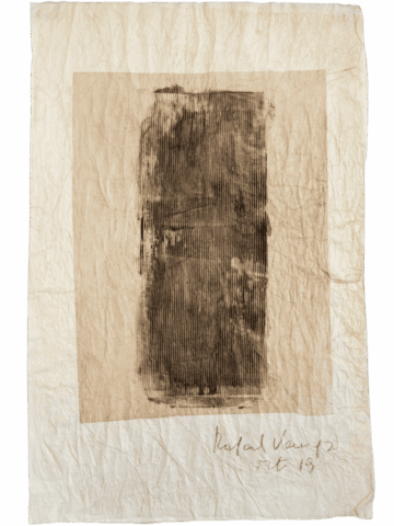 Opera astratta di Rafael Vanegas su carta chiara e stropicciata, con un unico grande rettangolo verticale bruno al centro, segnato da fitte righe sottili che ricordano una colonna o un corpo monolitico, leggermente sfumato e consumato ai bordi.