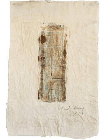 Opera astratta di Rafael Vanegas su grande foglio di carta chiara e spiegazzata, con al centro una stretta colonna rettangolare in toni marroni e verdi, attraversata da sottili linee verticali e orizzontali che evocano una porta-corpo consumata.