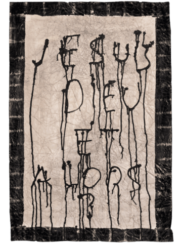 Grande foglio spiegazzato con bordo nero e centro chiaro, su cui compaiono inchiostri neri colanti che formano una scritta deformata e inquietante, simile a un graffito sacrilego.