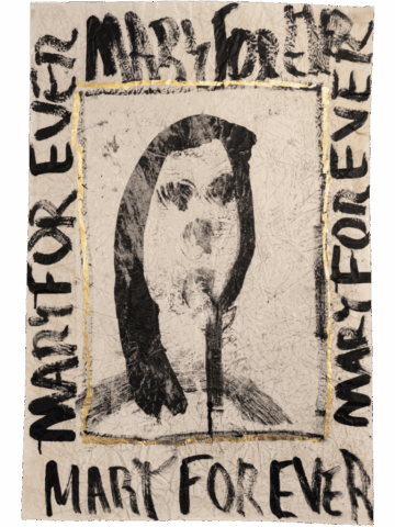 Grande foglio spiegazzato con al centro un volto femminile stilizzato in nero, incorniciato da un rettangolo dorato, e tutt’intorno la scritta ripetuta “MARY FOR EVER” in caratteri grossi e irregolari.