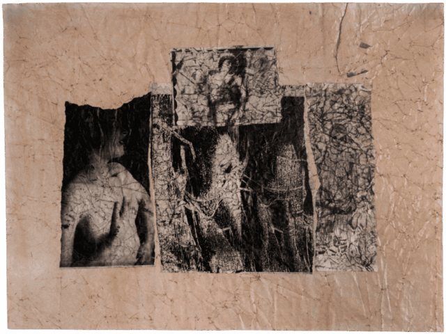 Collage fotografico in bianco e nero su ampia carta beige spiegazzata, con tre frammenti centrali che mostrano un nudo femminile di profilo, una zona astratta scura e una figura seduta immersa in un intreccio di linee.