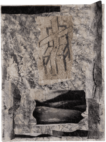 Collage in bianco e nero su carta spiegazzata, con al centro una zona scura che ricorda due gambe distese e in alto un frammento più chiaro con croci e segni geometrici sovrapposti.