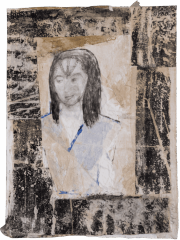 Ritratto a mezzo busto di una figura femminile su carta spiegazzata, disegnata in toni grigi e azzurri, con una sorta di diadema di perle sulla fronte, circondata da un fondo scuro e materico.