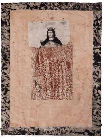 Collage su grande carta color carne con cornice nera marmorizzata; al centro compare un’immagine devozionale di una santa coronata che regge un calice, parzialmente coperta da un rettangolo rosso spiegazzato.