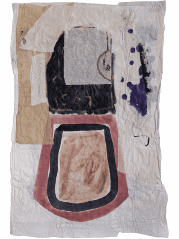 Composizione astratta su carta spiegazzata, con grandi forme arrotondate rosate e nere sovrapposte in basso, campiture rettangolari beige e grigie in alto e schizzi violacei a destra, che suggeriscono una vulva stilizzata inglobata in un collage di frammenti.